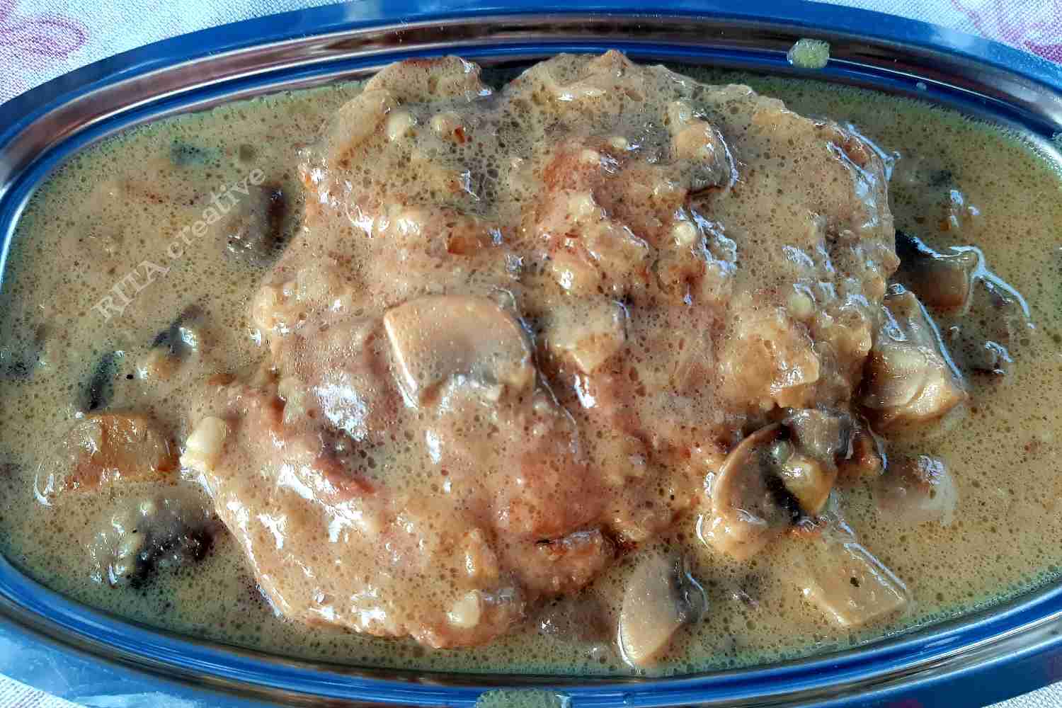 Bitki schabowe w sosie pieczarkowym bitki schabowe duszone w sosie pieczarkowym