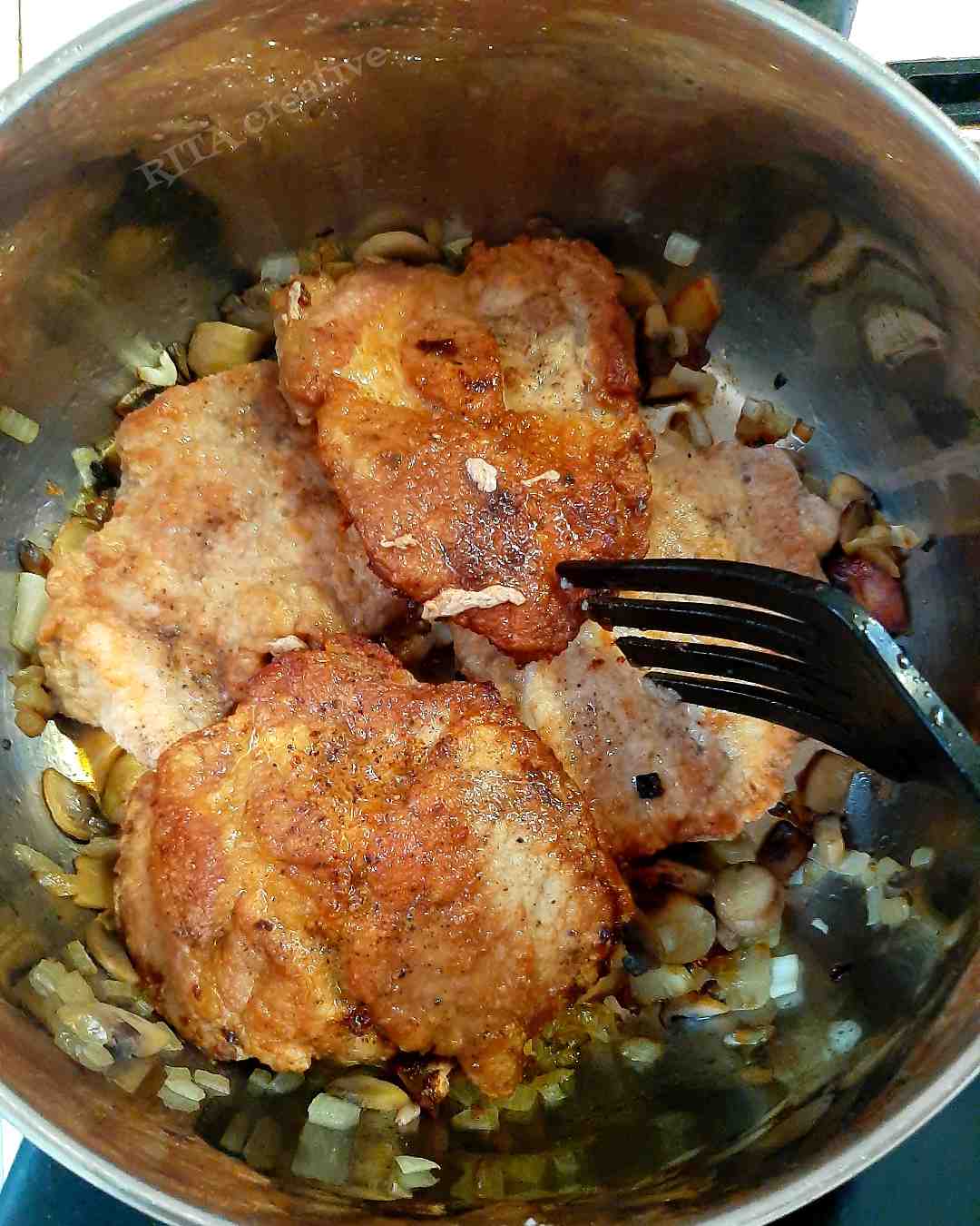 Bitki schabowe w sosie pieczarkowym Duszone bitki w sosie pieczarkowym