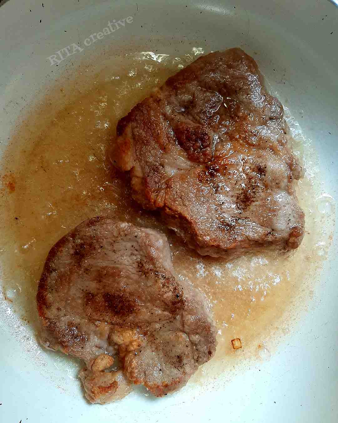 Bitki schabowe w sosie pieczarkowym bitki duszone w sosie