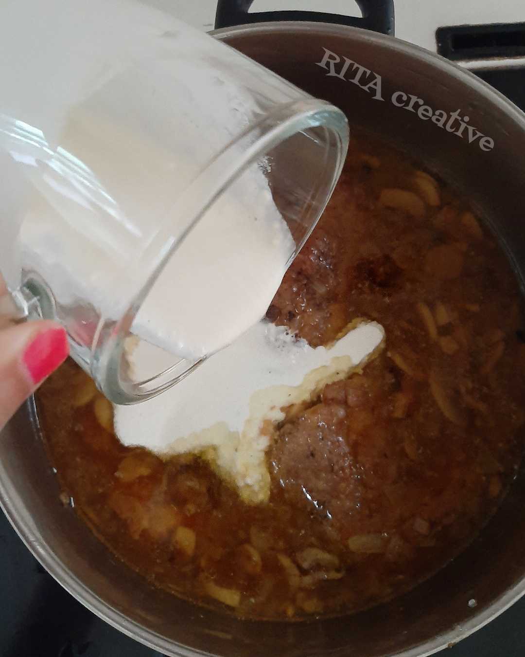 Bitki schabowe w sosie pieczarkowym schab duszony w sosie pieczarkowym