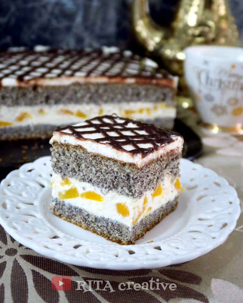 Makowiec z brzoskwiniami