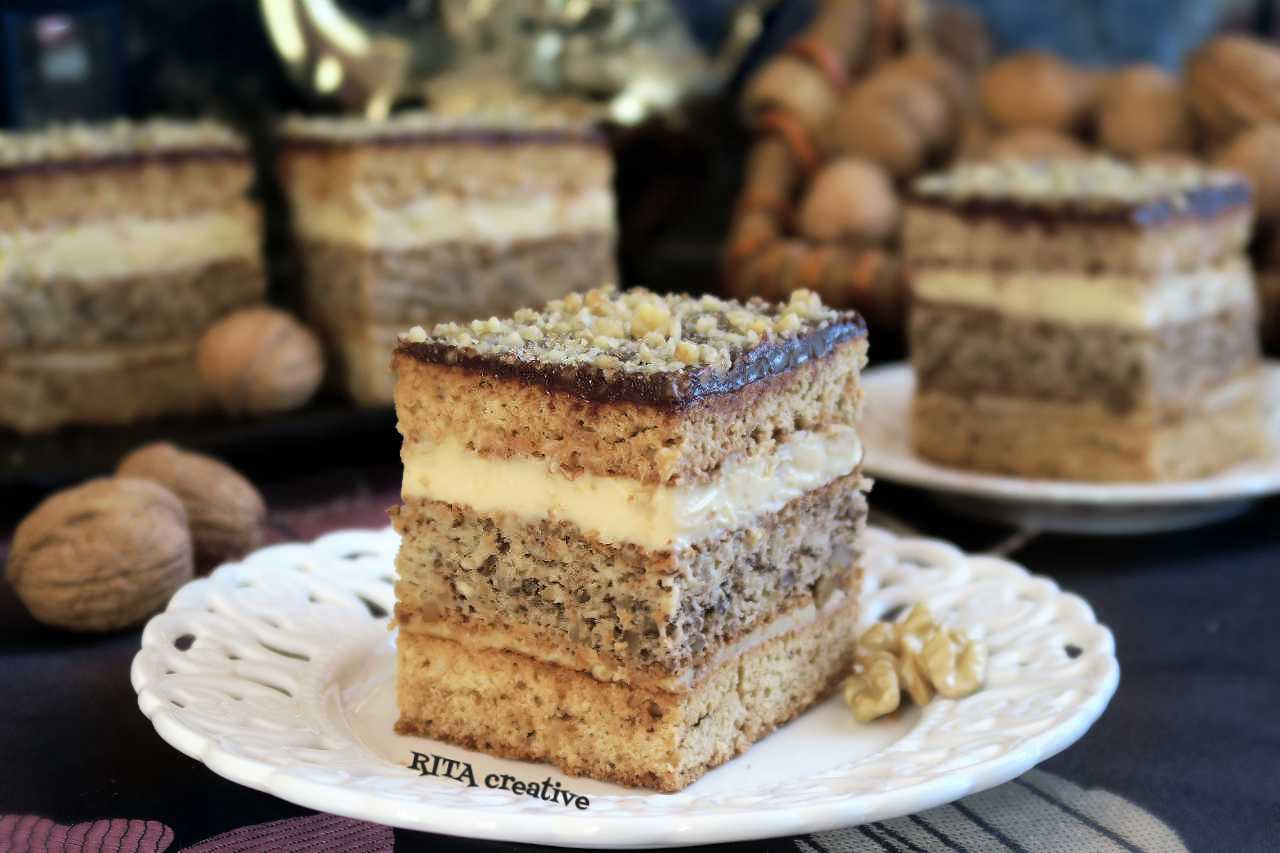 Miodownik z orzechową wkładką miodownik z kaszą manną