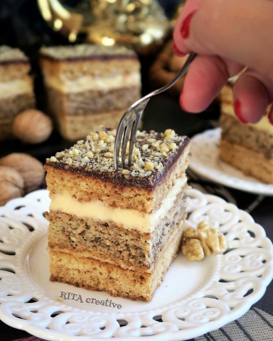 Miodownik z orzechową wkładką miodownik orzechowy z grysikiem