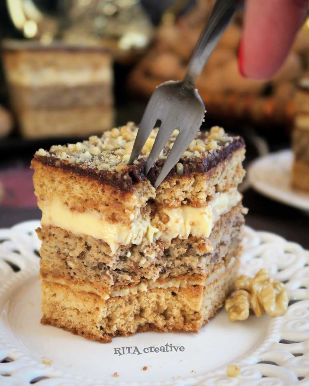 Miodownik z orzechami i grysikiem Miodownik z orzechową wkładką i grysikiem