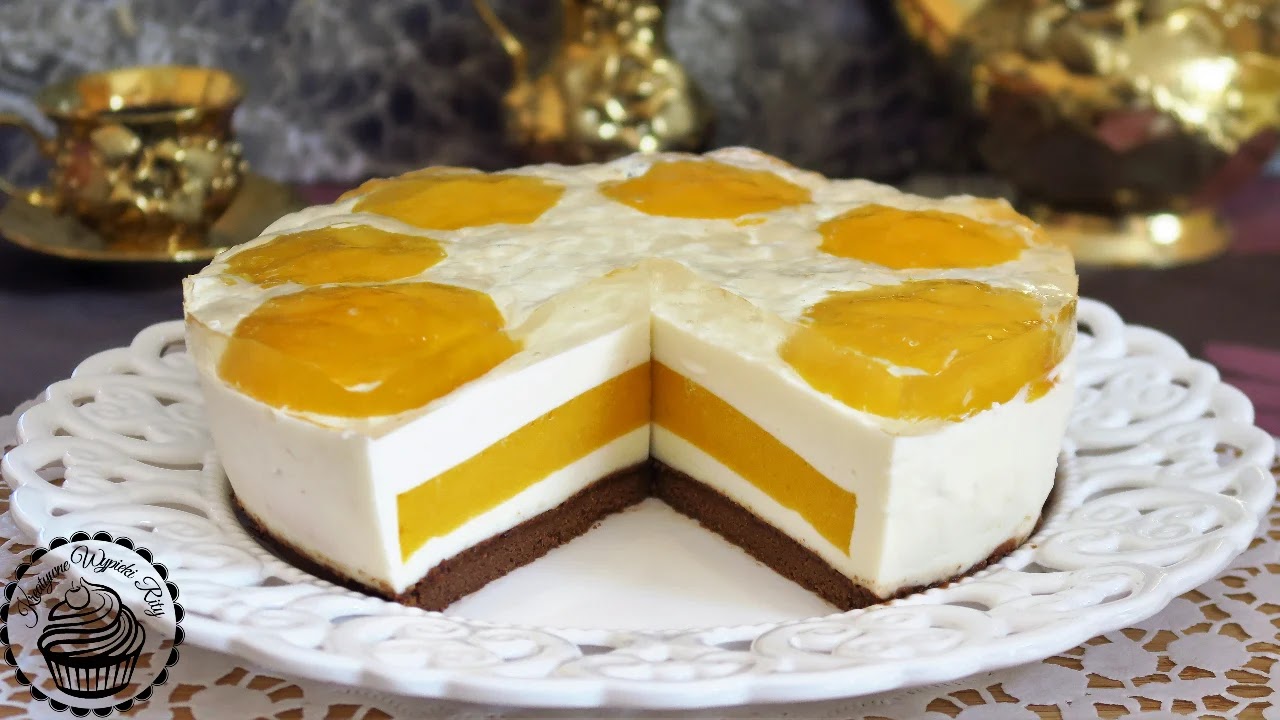 Letni sernik z brzoskwiniami i galaretką – bez pieczenia Sernik brzoskwiniowy bez pieczenia z żelką owocową i galaretką
