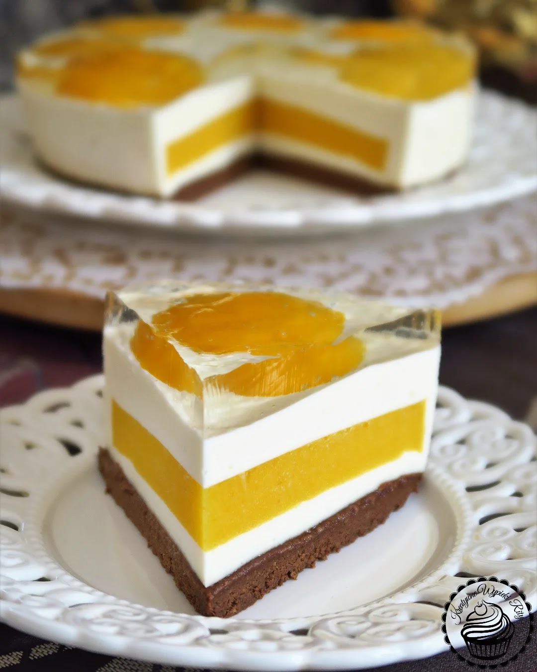 Domowy sernik bez pieczenia z warstwą żelki brzoskwiniowej Brzoskwiniowy sernik z dekoracją z owoców i przezroczystej galaretki