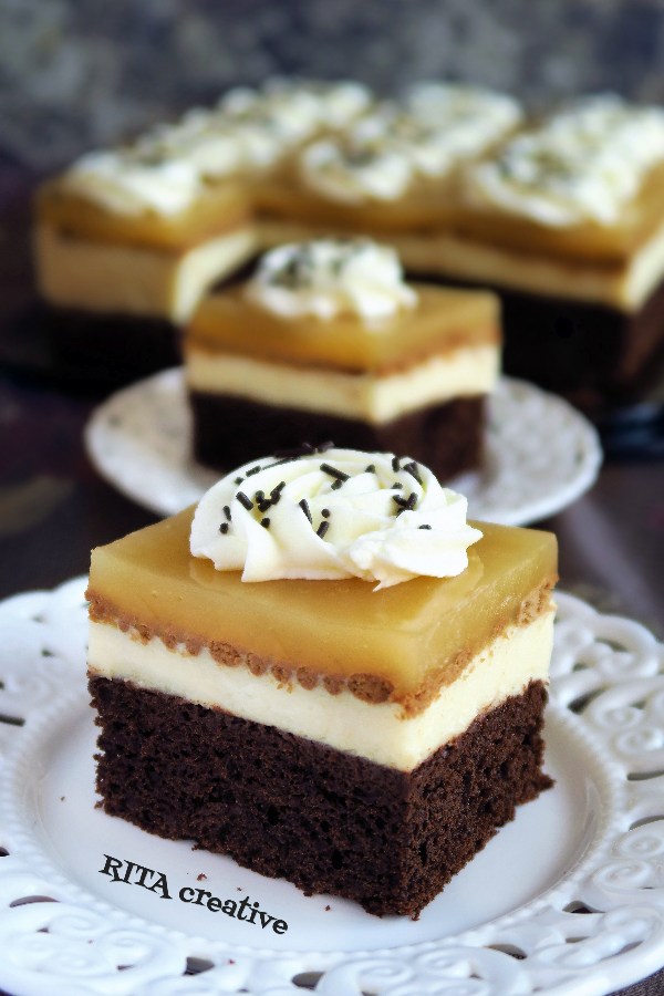 Czekoladowe ciasto z kremem budyniowym