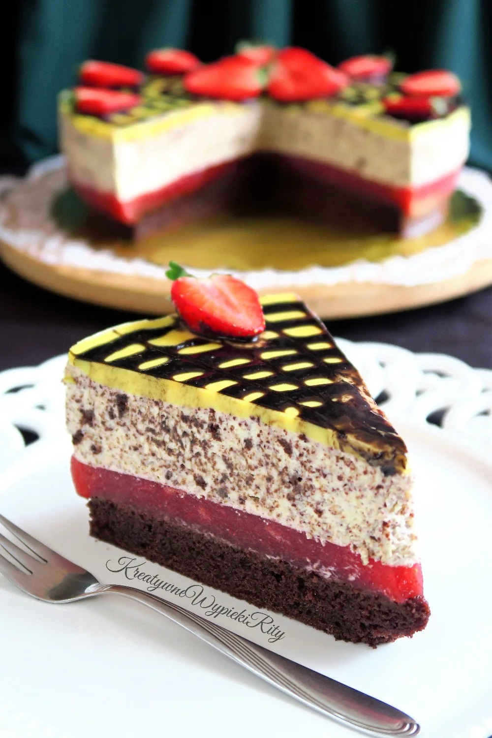 Adwokatowy torcik z truskawkami udekorowany świeżymi owocami