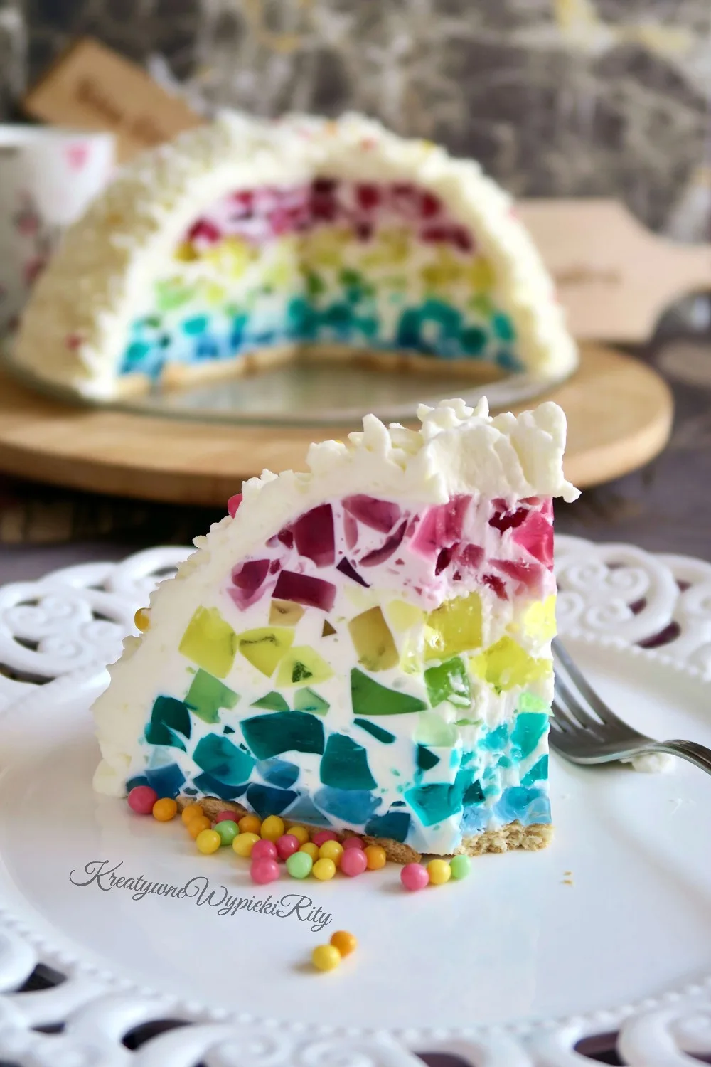 Domowy deser z kolorowymi galaretkami i twarogiem podany na talerzyku, gotowy do jedzenia