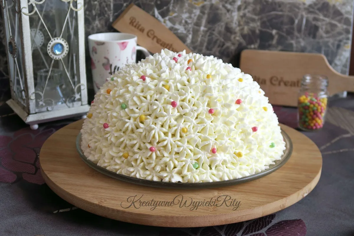 DeSernik Tęczowy – sernik bez pieczenia z galaretkami w kształcie kopuły, udekorowany bitą śmietaną