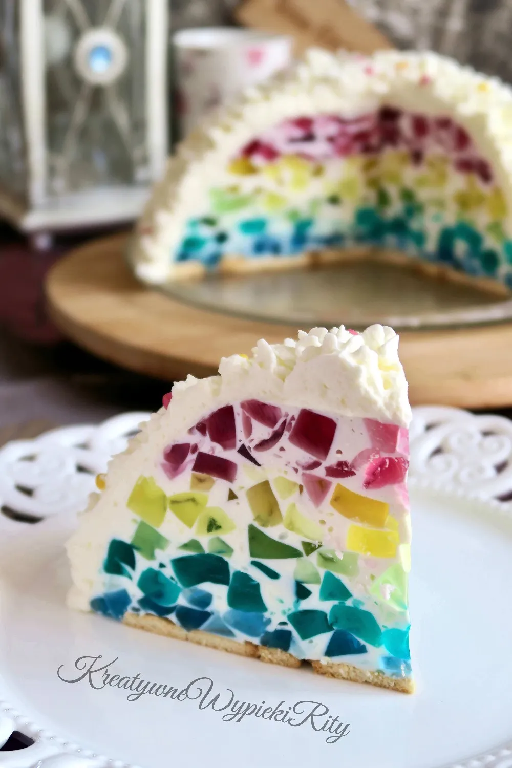 DeSernik Tęczowy – sernik na zimno z galaretkami w kształcie kopuły, udekorowany bitą śmietaną