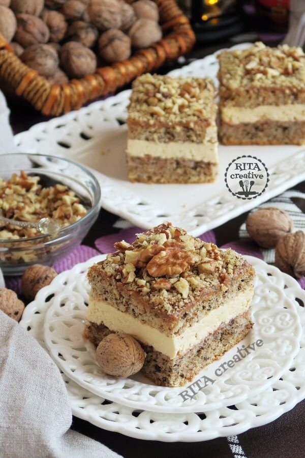 Ciasto orzechowe z delikatnym kremem kajmakowym i warstwą konfitury porzeczkowej.