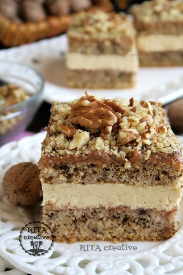 Orzechowiec kajmakowy z kremem mascarpone i konfiturą porzeczkową na wierzchu.