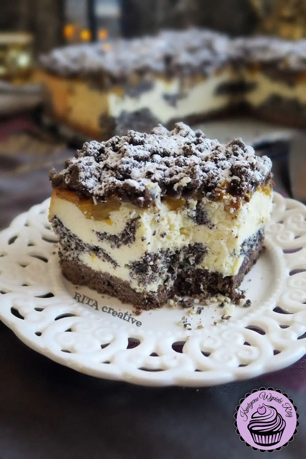 Sernik z makiem i brzoskwiniami na kakaowym spodzie — zbliżenie na warstwy ciasta