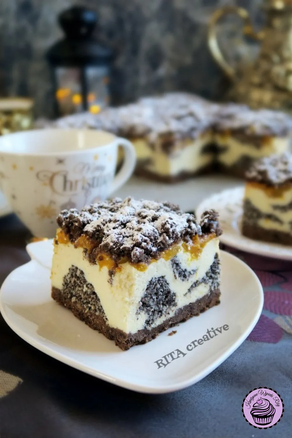 Seromakowiec z brzoskwiniami i kokosem — kawałek ciasta na talerzyku z widocznymi warstwami