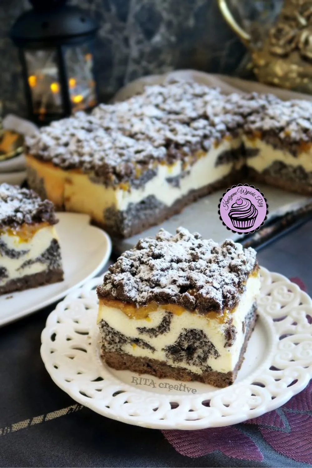 Seromakowiec z brzoskwiniami i kokosem — przekrój ciasta pokazujący warstwy: kakaowy spód, masa makowa z kokosem i brzoskwinie.