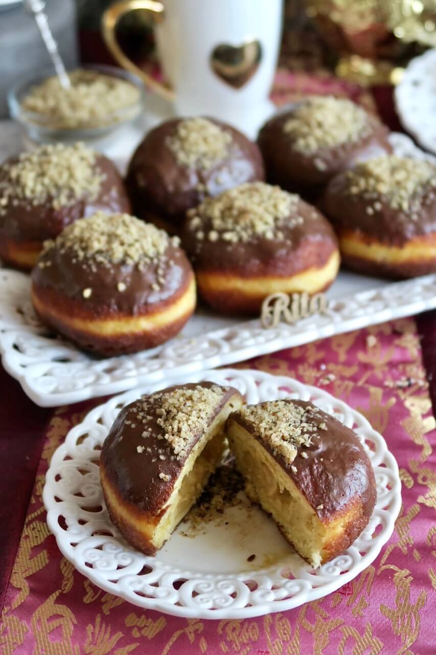 Pączki z Budyniem Karmelowym i Orzechami Pączki Drożdżowe