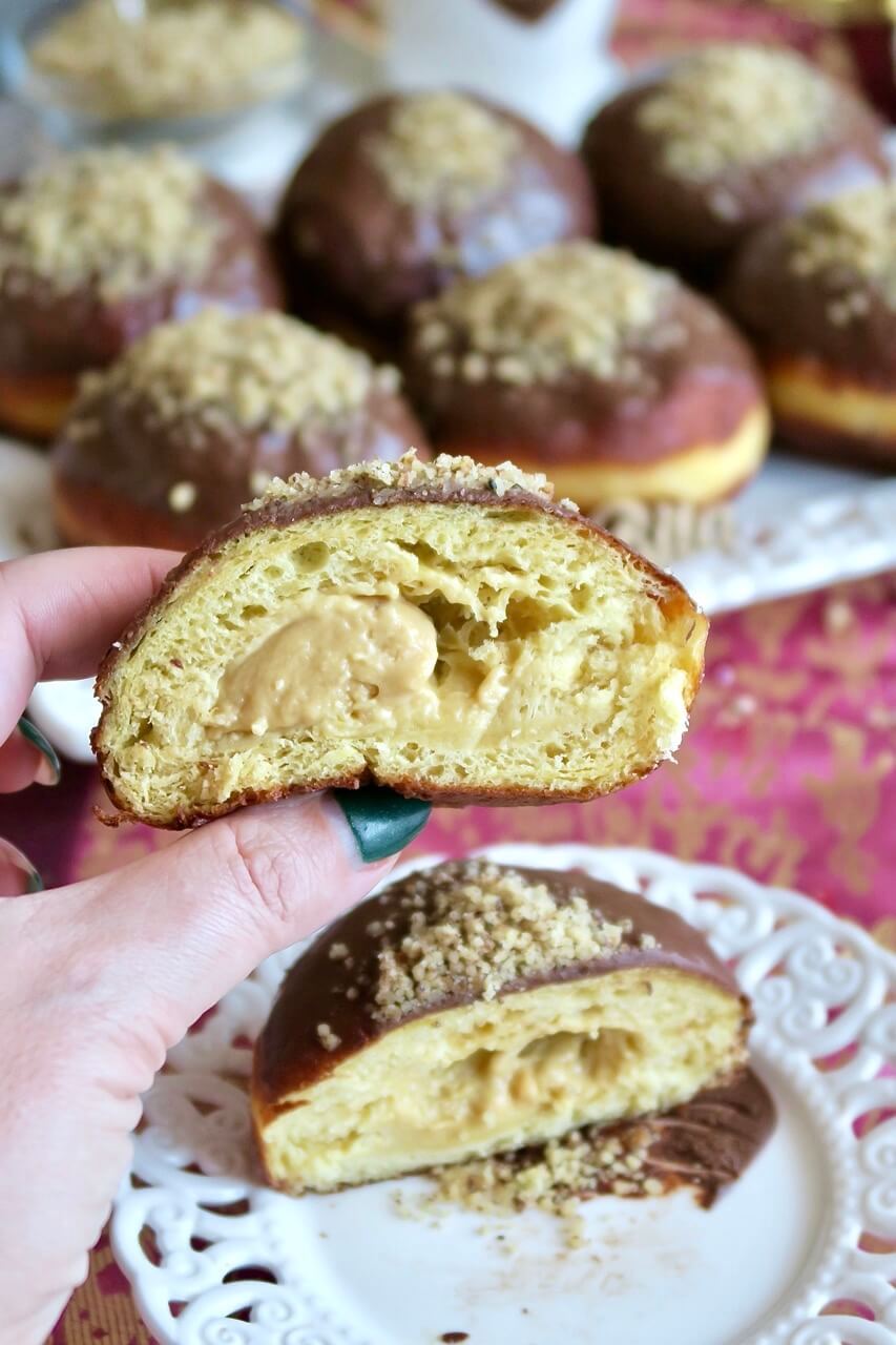 Pączki z Budyniem Karmelowym i Orzechami Pączki Drożdżowe z Budyniem Karmelowym