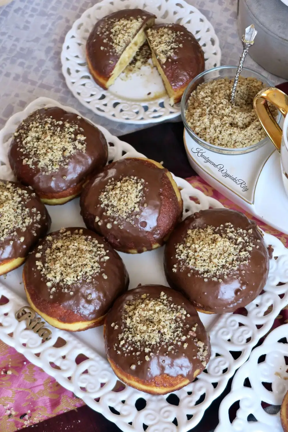 Gotowe pączki z budyniem karmelowym na talerzu, przygotowane do podania na Tłusty Czwartek.