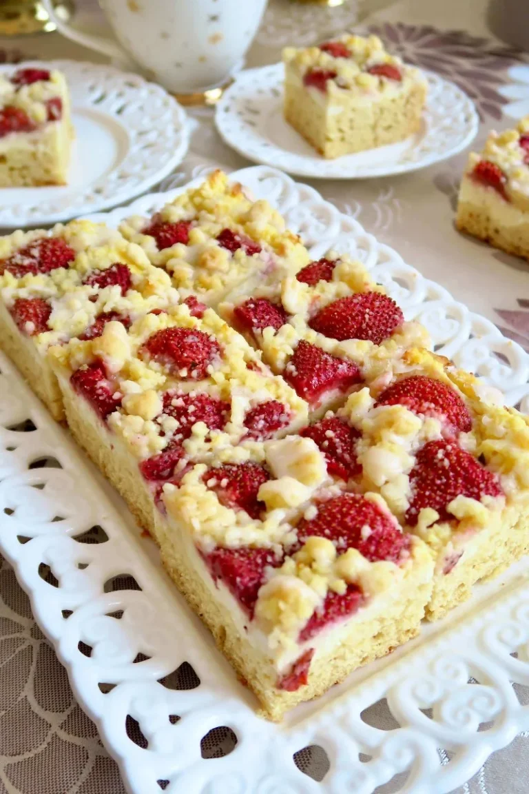 Ciasto drożdżowe z serem i truskawkami polane cytrynowym lukrem