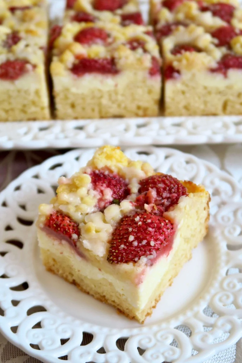 Ciasto drożdżowe z serem i truskawkami polane lukrem