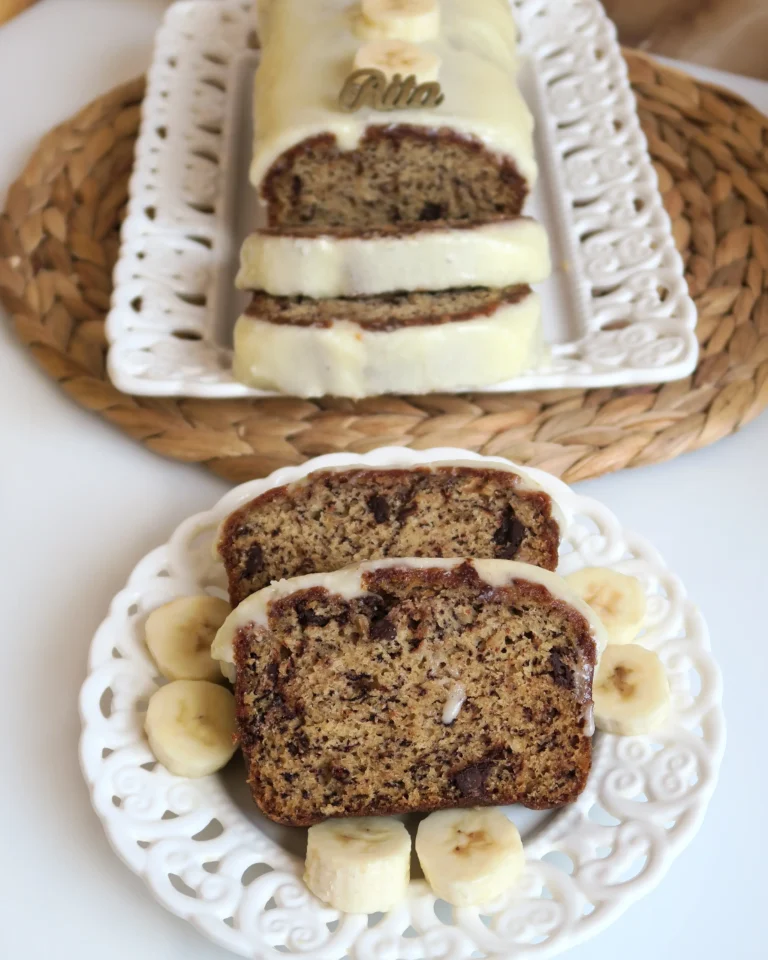 Bananowe ciasto z czekoladą i polewą serową