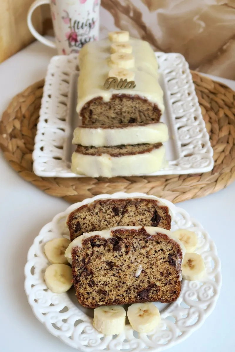 Bananowe ciasto z czekoladą i polewą serową