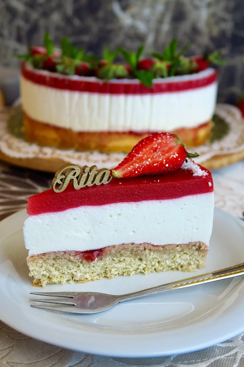 Ciasto kokosowo-truskawkowe z kremem piankowym i truskawkową żelką