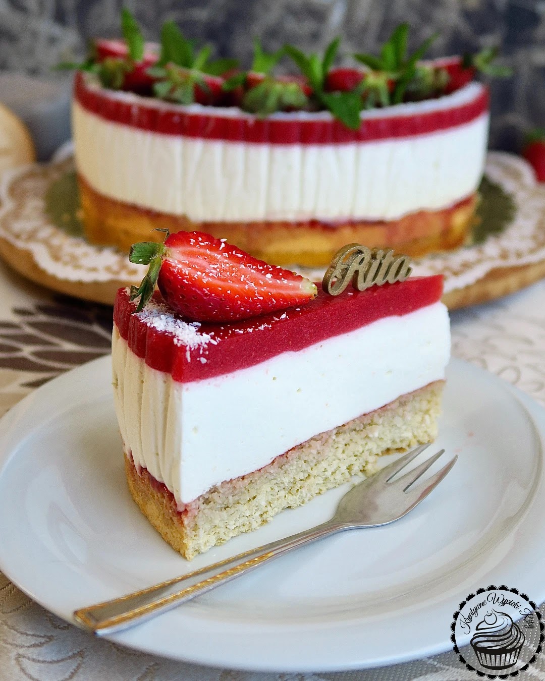Delikatne ciasto kokosowe z piankowym kremem i truskawkową żelką – lekkość i smak w jednym kawałku. Domowe ciasto z truskawkami, kokosem i lekkim kremem piankowym – pyszna słodkość bez dużej ilości cukru