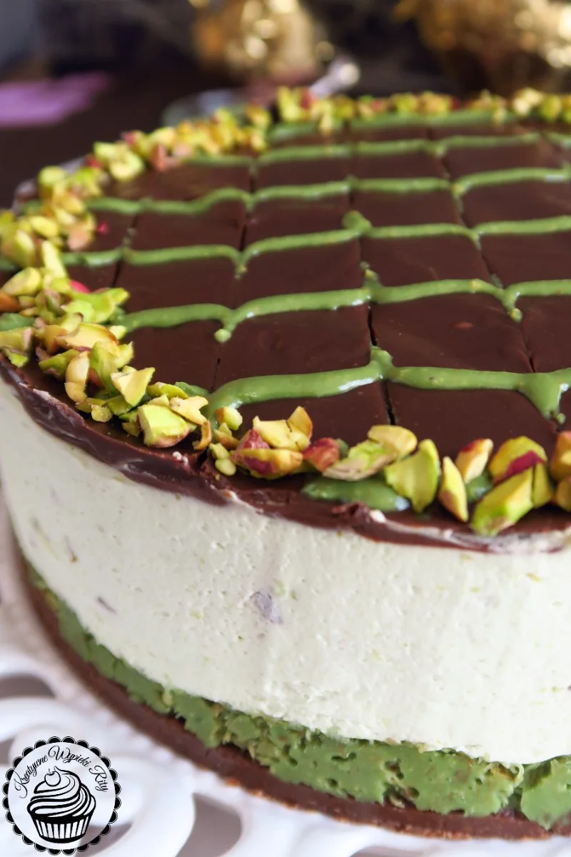 Sernik pistacjowy bez pieczenia, z mascarpone, pistacjami i mleczną czekoladą – sernik o orientalnym charakterze.