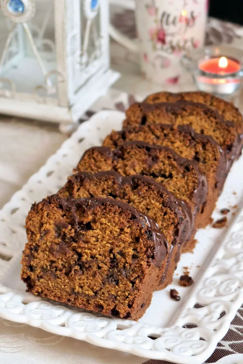 Zbliżenie na wilgotne wnętrze ciasta dyniowego z czekoladą