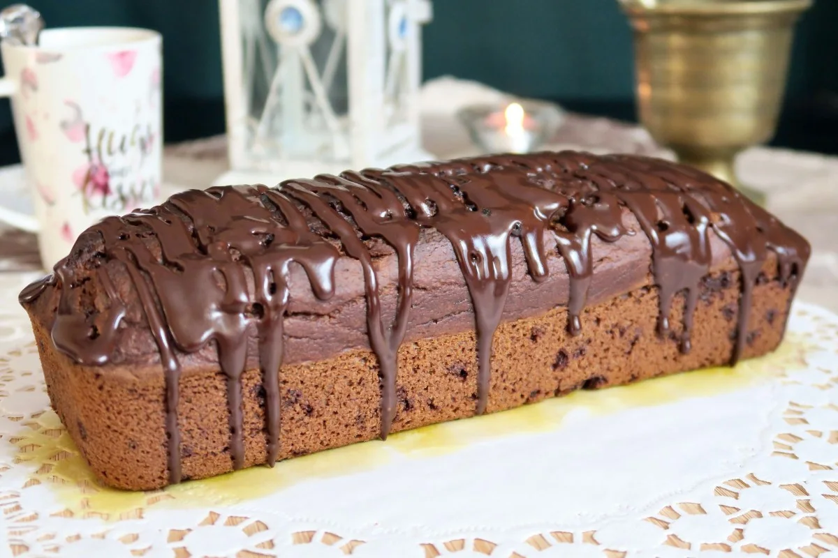 Wilgotne ciasto dyniowe z kawałkami czekolady i polewą czekoladową