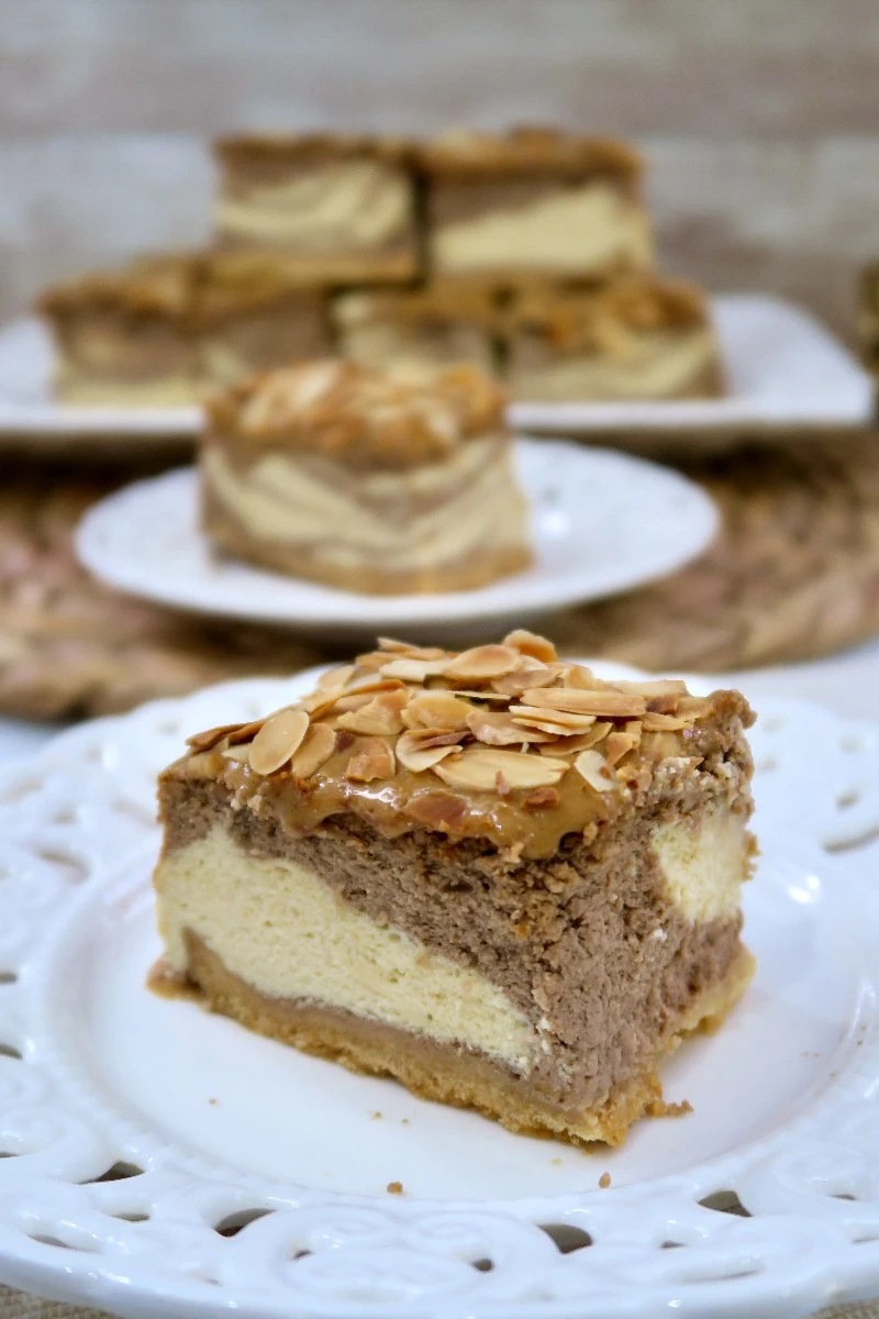 Sernik kajmakowy z prażonymi migdałami na kruchym cieście