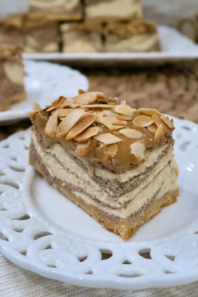 Sernik krówka z prażonymi migdałami na kruchym cieście