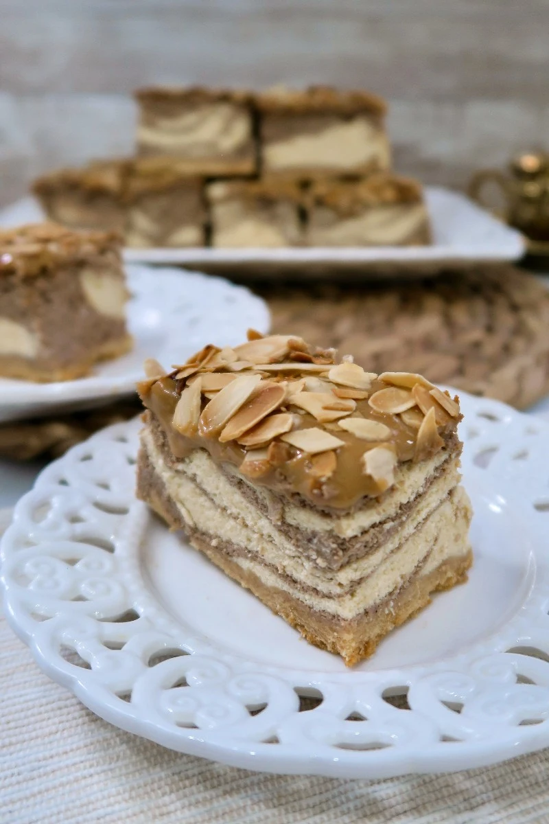 Sernik krówka z prażonymi migdałami na kruchym cieście