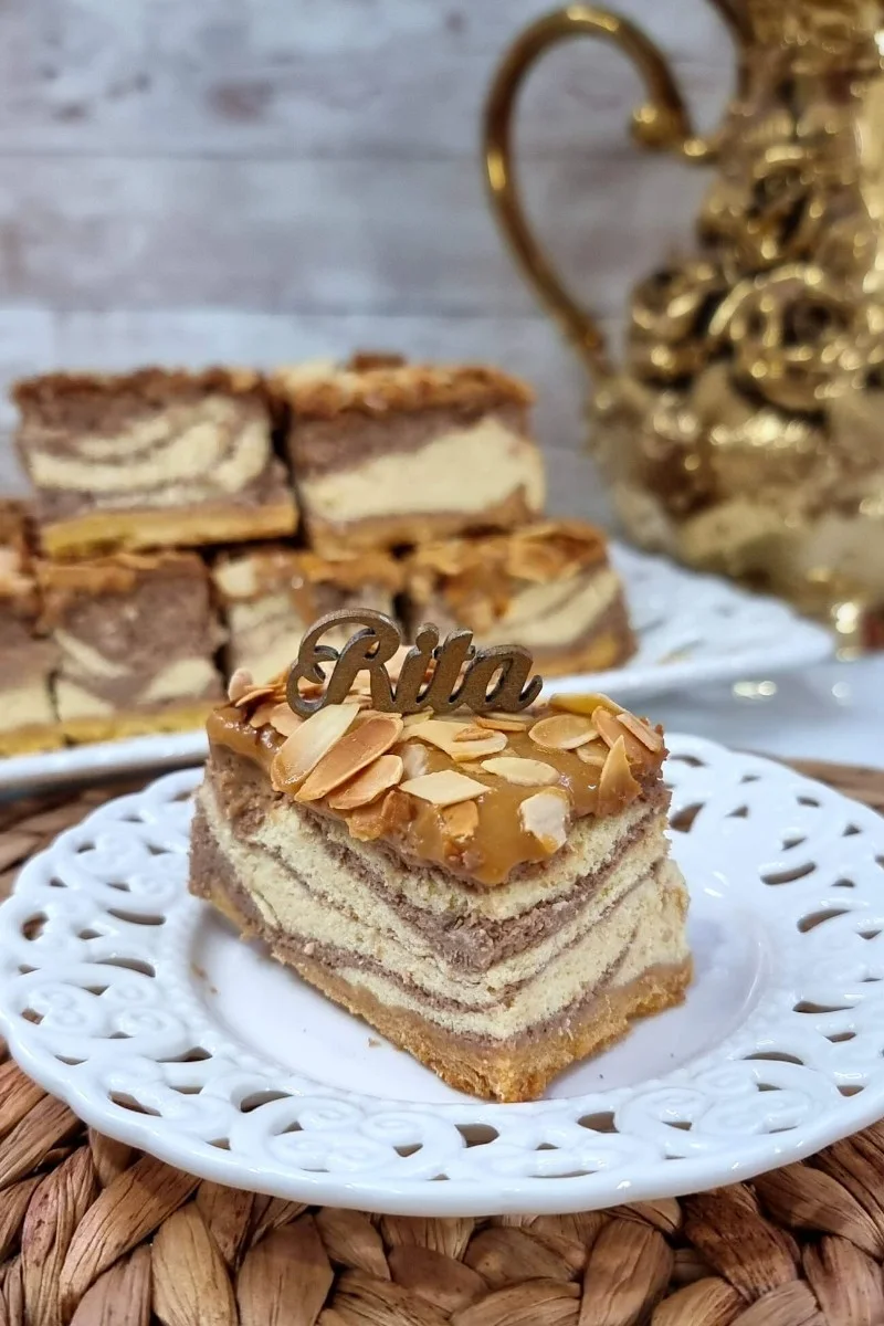 Sernik kajmakowy z prażonymi migdałami na kruchym cieście