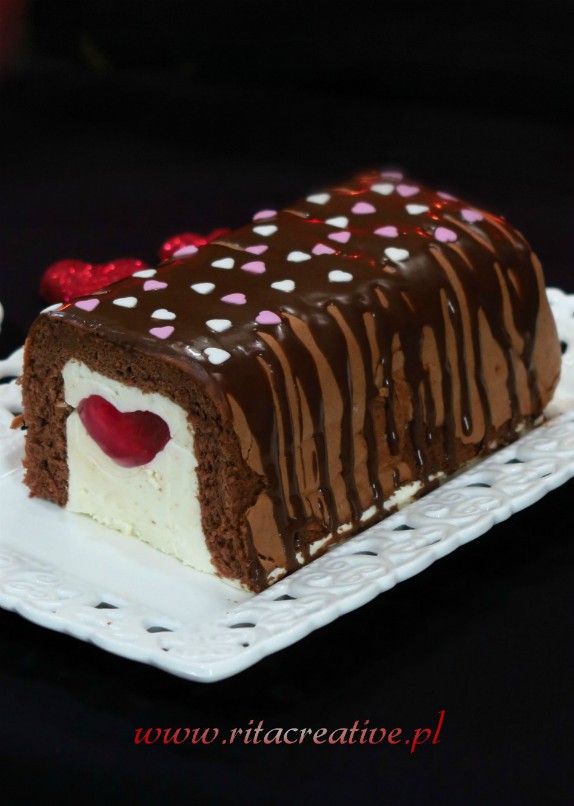 Domowe ciasto na Walentynki z sercem, polewa czekoladowa i cukrowe serduszka