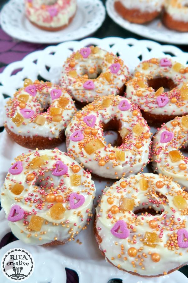 Oponki jogurtowe udekorowane białą czekoladą, skórką cytrynową i posypką