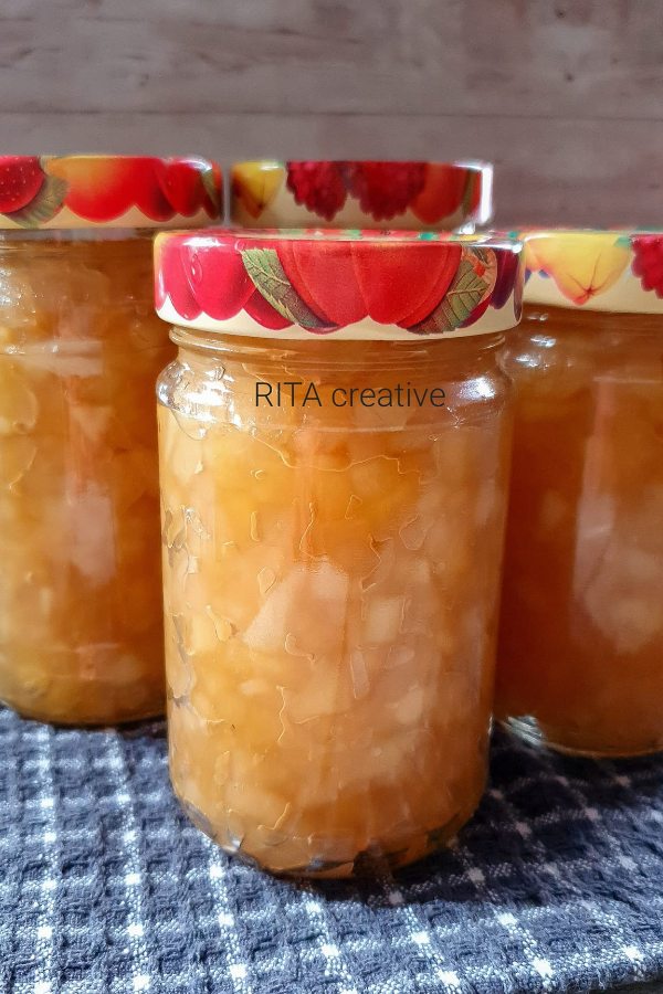 Jabłka prażone do słoików — domowe przetwory z jabłek z cynamonem w szklanych słoikach