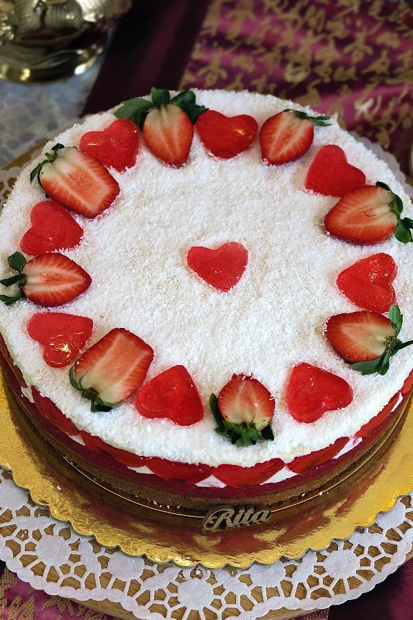 Truskawkowy torcik serowy z biszkoptem kakaowym i mascarpone