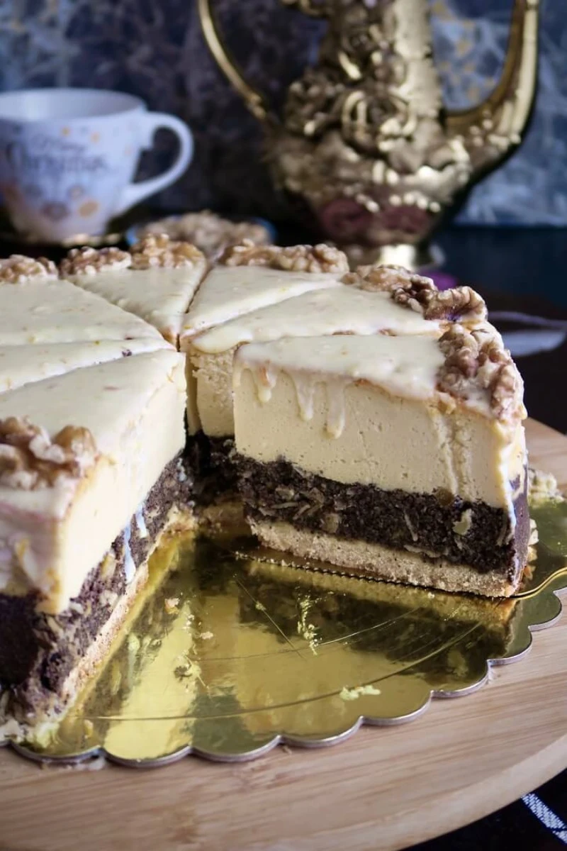 Seromakowiec z białą czekoladą na kruchym spodzie