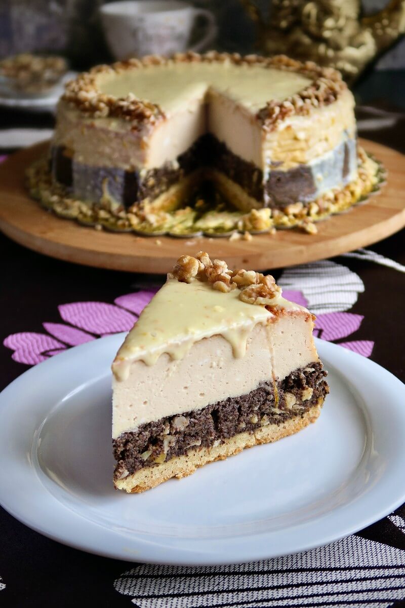 Seromakowiec z białą czekoladą i gotową masą serową - kremowe ciasto rozpływające się w ustach.