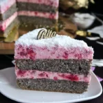 Torcik makowy z malinami posypany wiórkami kokosowymi.