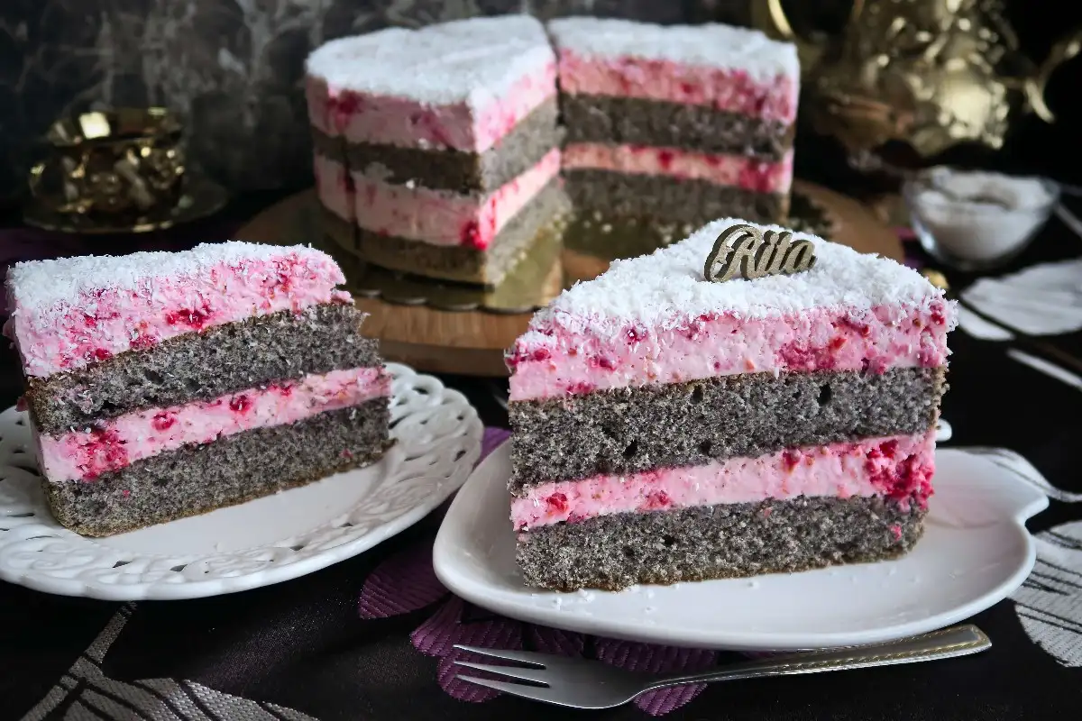 Torcik makowy z malinami na święta Bożego Narodzenia i na inne wyjątkowe okazje.