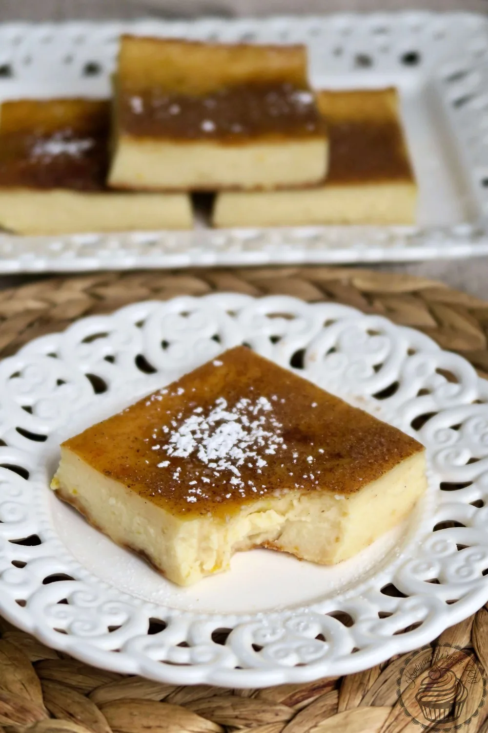 Tradycyjna Galatopita – greckie ciasto mleczne bez ciasta filo i spodu, oprószone cynamonem i cukrem pudrem