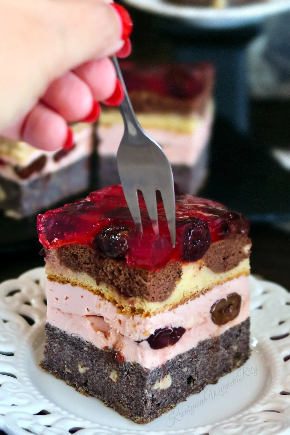 Makowe ciasto z wiśniami i galaretką