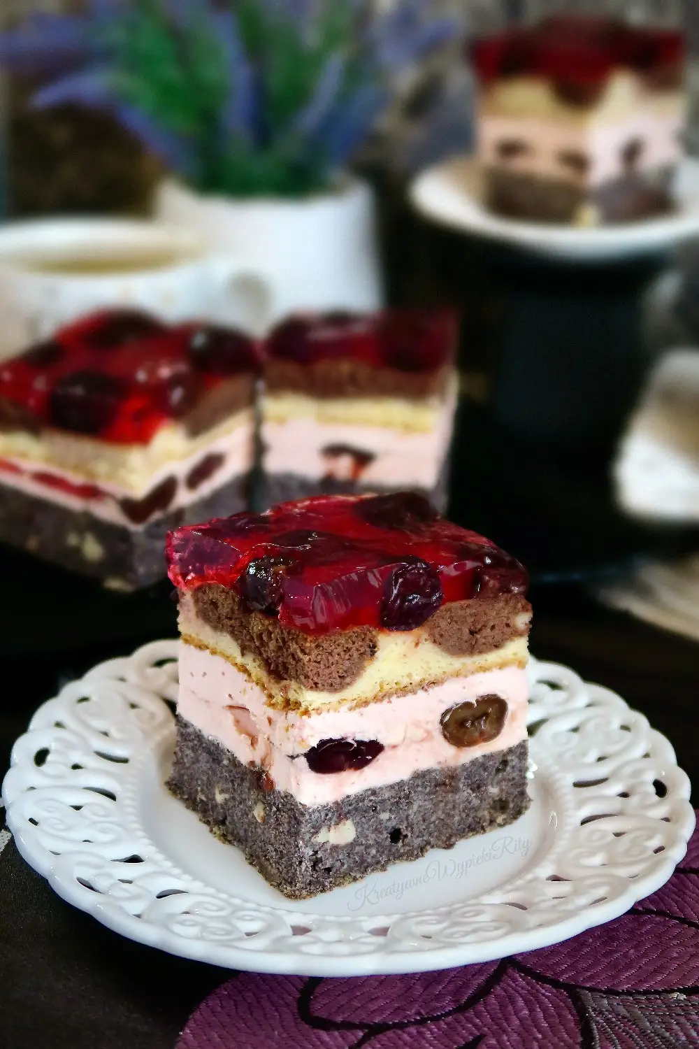 Makowiec z wiśniami, kremem, biszkoptem łaciatym i galaretką na święta