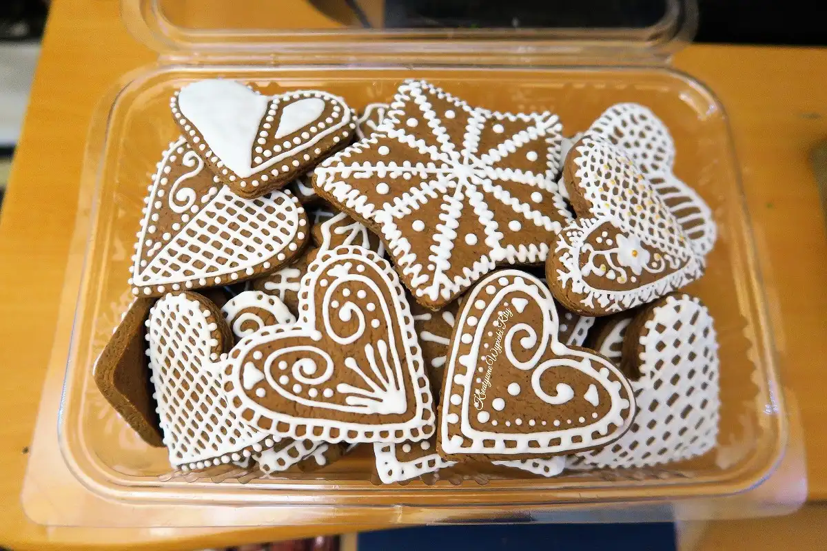Gotowe pierniczki ozdobione lukrem królewskim w świąteczne wzory