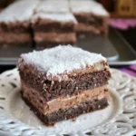 Ciasto makowe z czekoladą i orzechami na talerzyku