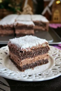 Ciasto makowe z czekoladą i orzechami na talerzyku